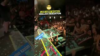 Download lagu Momen Lucu‼️Vokalis jatuh dari panggung,Mau ketawa takut dosa⁉️ #shorts #lucu #ngakak mp3