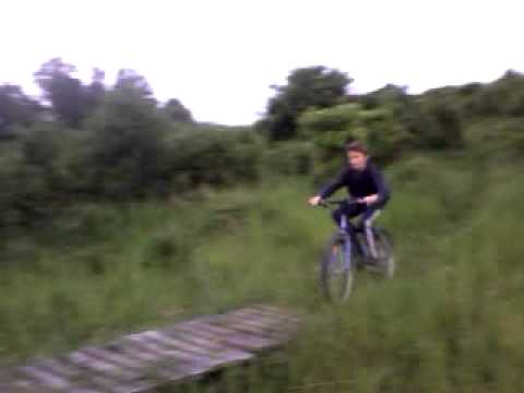 Padel je z kolesom v Pesnici pri Mariboru