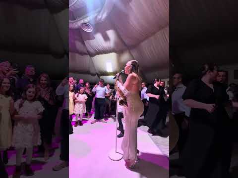 Anul acesta a început Magic! Vă doresc un 2026 de poveste! #doniasax #doinaspataru #saxofonista 