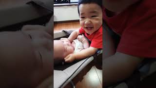 1歳と0歳の遊びはわからんw #赤ちゃんのいる生活 #赤ちゃん #baby #shorts