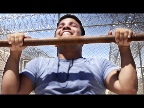 男性は刑務所で一週間のためにワークアウト (Men Work Out In Prison For A Week)