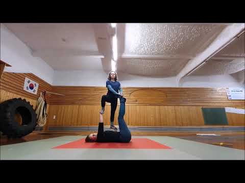 Grundlagen der "Foot to Hand" - Akrobatik Lernen