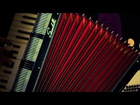 How to Play an Oompah Sound | Accordion Lessons