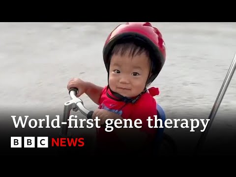 世界初の遺伝子治療で医師たちを驚かせた珍しい病気の少年 | BBC News (Boy with rare condition amazes doctors after world-first gene therapy | BBC News)