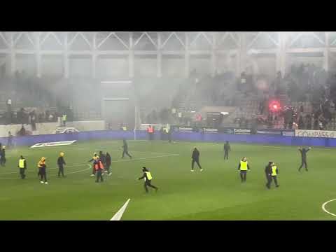 Η στιγμη που οι οπαδοι εισβαλλουν στο γηπεδο - Απολλων-ΑΕΛ