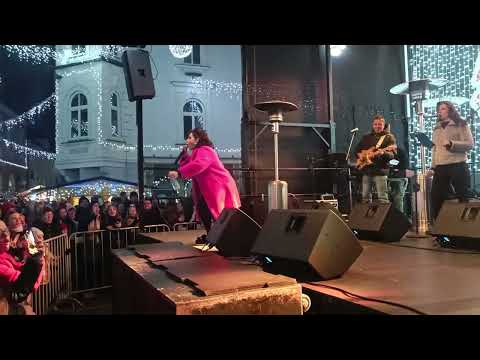 TANJA ŽAGAR S SPREMLJEVALNO SKUPINO LARMA NA PTUJU