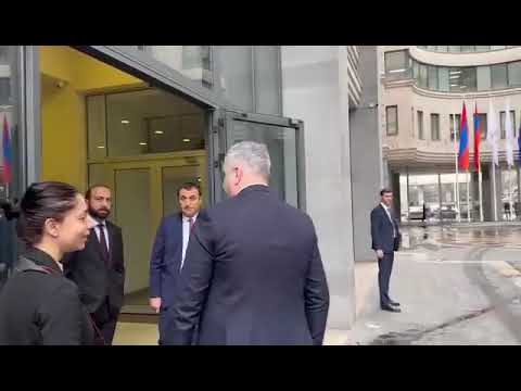 Ինչպես են ողջագուրվում Հայաստանի եւ Կիպրոսի ԱԳ նախարարները