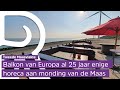 Patat eten terwijl de schepen voorbij gaan bij Balkon van Europa