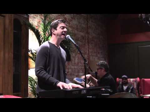 Jewish rocker, Sam Glaser plays tribute to musical Rabbi Shlomo Carlebach for Happy Minyan