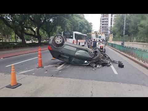 Un auto volcó en Av. Colón y generó caos vehicular en Córdoba: hubo dos heridos