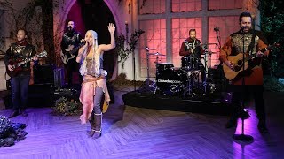 Cassadee Pope Performs "One More Red Light!" - Pickler & Ben