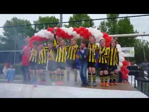 21 mei 2016 - Uitreiking 1e plek aan E2 op RKDEO toernooi