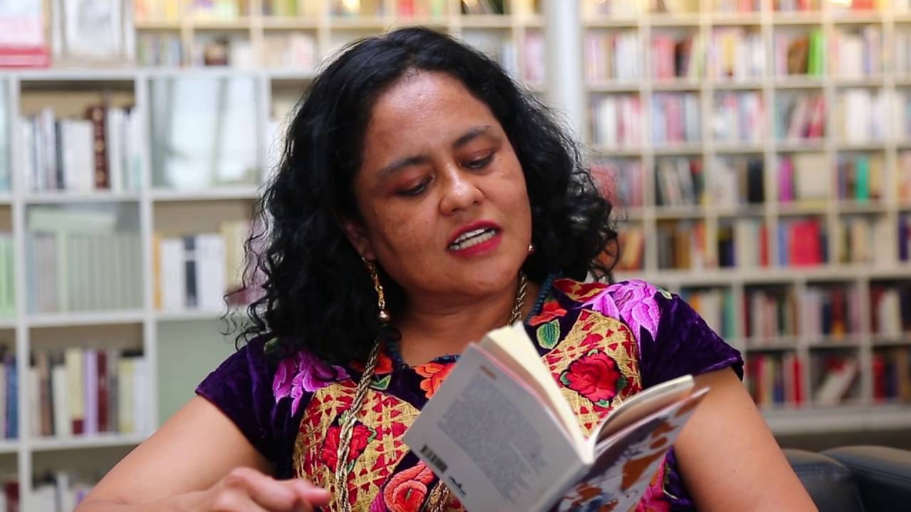 La escritora Natalia Toledo lee uno de sus poemas en zapoteco y español
