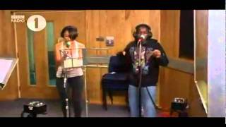 Amelle Berrabah &amp; Tinchy Stryder - Never Leave You (Radio 1´s Live Lounge 2007)