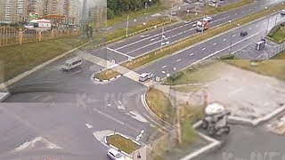 Водитель, не заметив женщину с коляской - сшиб их в Сургуте