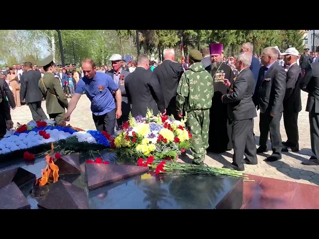 Память павших воинов-земляков, отдавших жизни в боях за Победу, почтили минутой молчания. Алексеевцы возложили цветы к Обелиску у Вечного огня.