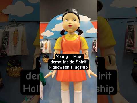 Spirit Halloween’s MASSIVE 9.6ft Squid Game Young-hee Animatronic! | 2025 Flagship Day 1