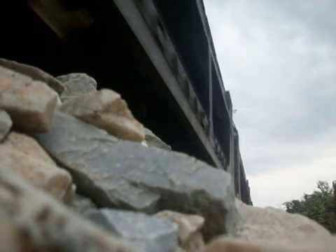 Teretni voz na celu sa lokomotivom 441-066