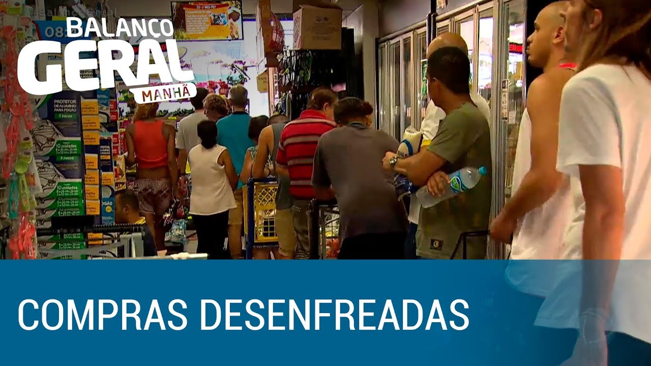Consumidores lotam supermercados e esgotam produtos