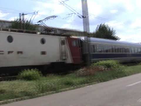 Trenul IR 1655 Bucuresti Nord - Bacau, trece cu viteza redusa prin oras (Bacau, 24.07.2019)