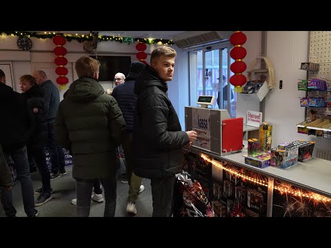 Lange rijen bij vuurwerkwinkels: "Het is echt een traditie"