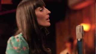 Leftover Cuties perform Bob Dylan&#39;s &quot;Don&#39;t Think Twice, It&#39;s All Right&quot;