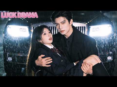 女孩被渣男當眾拋棄，暗戀她10年的冷面總裁一個深吻瞬間讓她窒息，直接將女孩扛到民政局閃婚，婚後化身寵妻狂魔將女孩放在心尖寵！【全集】#一口氣看完 #甜寵 #CEO #虐戀 #處子血 #處女 #初夜