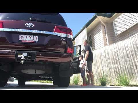 Toyota Land Cruiser Sahara V8 engine sound