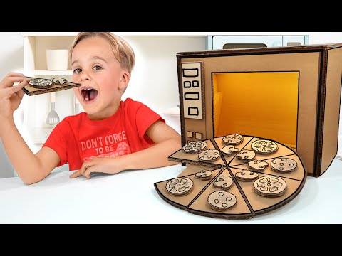 Chris und Mike haben Spaß beim Spielen mit Pappe