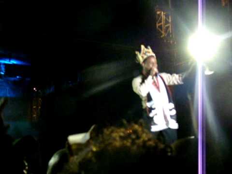 Rey di Tumba Corsow Robertico Balentin Zonando su Tumba e ambiente di e fanaticada di Aruba.