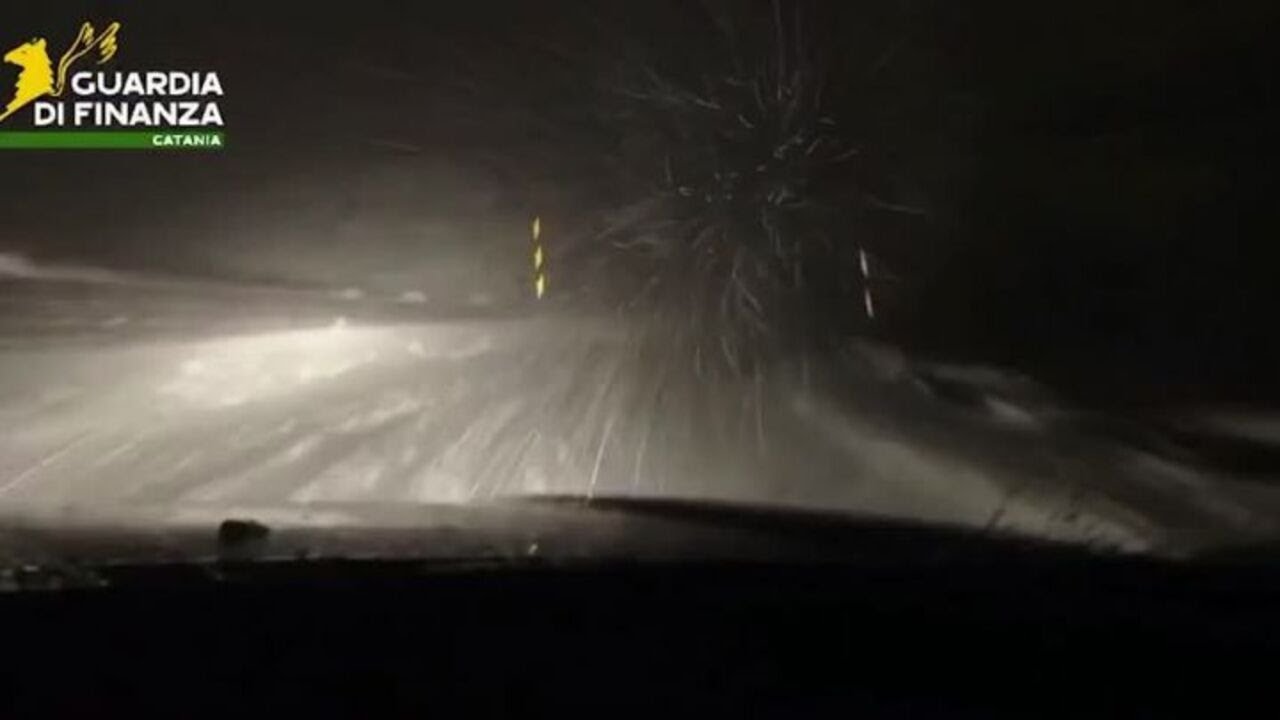 Bufera di neve sull'Etna, soccorsa una famiglia bloccata in auto con una bimba di 4 mesi