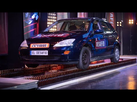 La habilidad de Kira Miró conduciendo sobre botellines - El Desafío