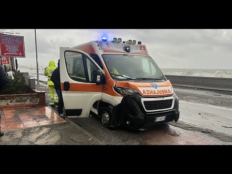Mareggiata a Santa Teresa di Riva, ambulanza del 118 travolta dalle onde