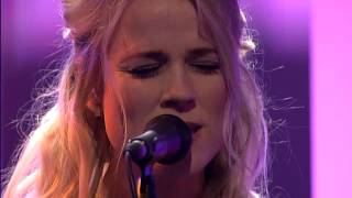 Musik-Video-Miniaturansicht zu Love Goes On Songtext von The Common Linnets