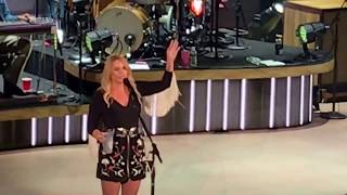 Miranda Lambert sings &quot;Ugly Lights&quot; in Denver 2017