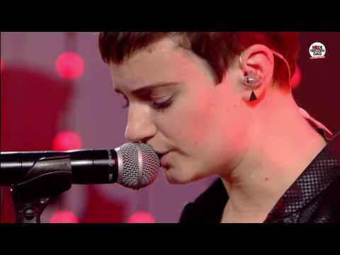 Rode Neuzen Dag: Noémie Wolfs - Way Down We Go (live bij Q)
