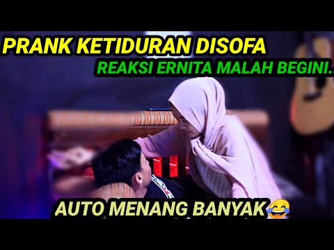 prank-ketiduran-disofa-reaksi-pacar-ku-malah-begini