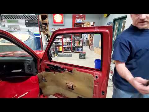 Installing GM windows clips on the S10 Cameo minitruck. Chevy's awesome engineering.