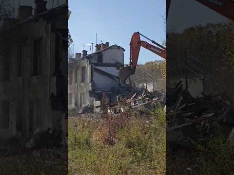 Партизанск. Снос старого здания на ост. 20-ая шахта