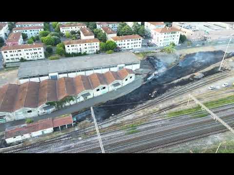 Fiamme lungo i binari, la situazione dopo lo spegnimento