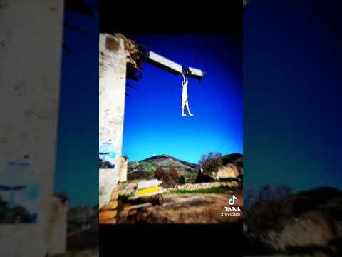 RIONE FOSSI: Antico borgo medievale di Accadia venne abbandonato in seguito al terremoto del 1930.