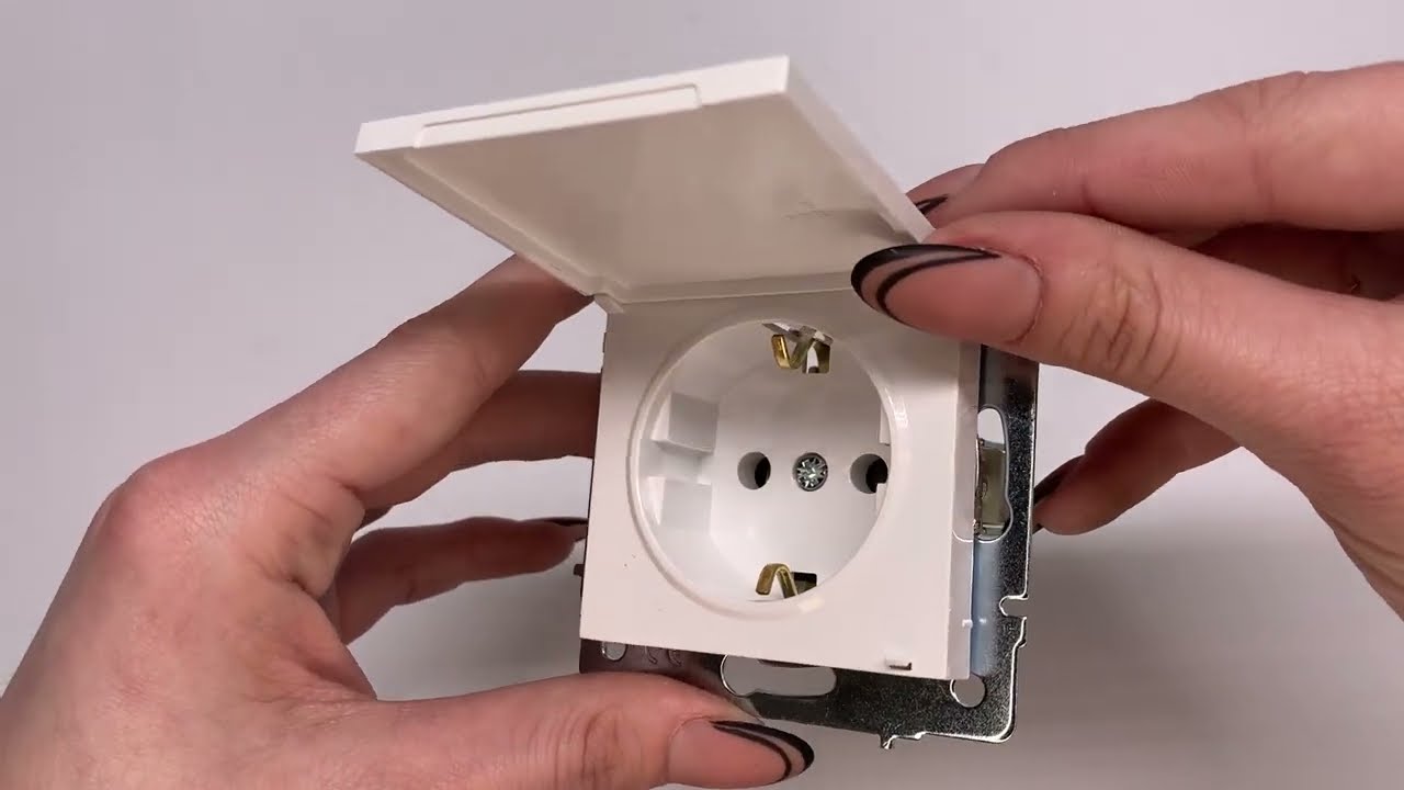 Розетка одинарная с/з с крышкой LEZARD Vesna белый 742-0288-123В