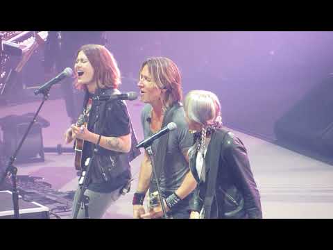 Keith Urban "Where The Blacktop Ends" (with Larkin Poe) Live @ Giant Center