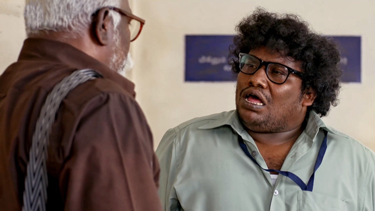 इस आदमी से योगी बाबू पूछ रहा है इतने पैसे इधर उधर क्यो?