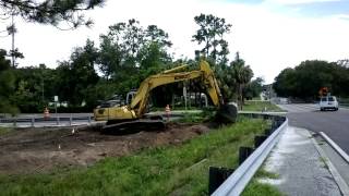 preview picture of video 'Excavator removing palm tree'