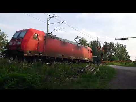 DB Cargo BR 185 passerar en Gammal järnvägsövergång i Kil