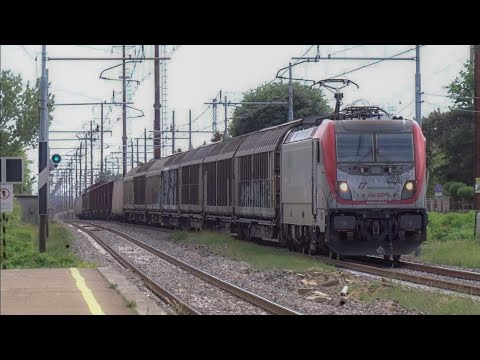 Treni in transito nella stazione di Pontecurone
