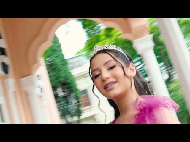 Entre colunas imponentes e detalhes arquitetônicos que contam histórias, o Palacete Rosa se transforma em cenário de pura magia para celebrar os 15 anos. O ensaio revela a delicadeza da debutante em contraste com a grandiosidade do espaço, criando imagens'