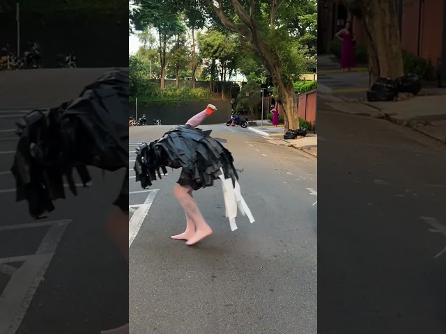 Vídeo relacionado con Boland - 43990 - Casco de caballero para niños, tocado para disfraces de cuentos de hadas o disfraces de fantasía, carnaval y fiestas temáticas
