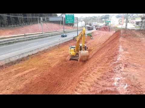 Escavadeira pc200 fazendo rampa riscada(capixaba)